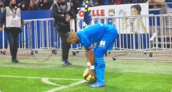 曼联狂丢21球暴露防守隐患，明夏抢免费英超铁卫！阿莫林欲签嫡系