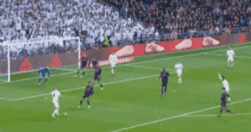 布拉德利：我小时候经常在自家花园里滑铲模仿杰拉德